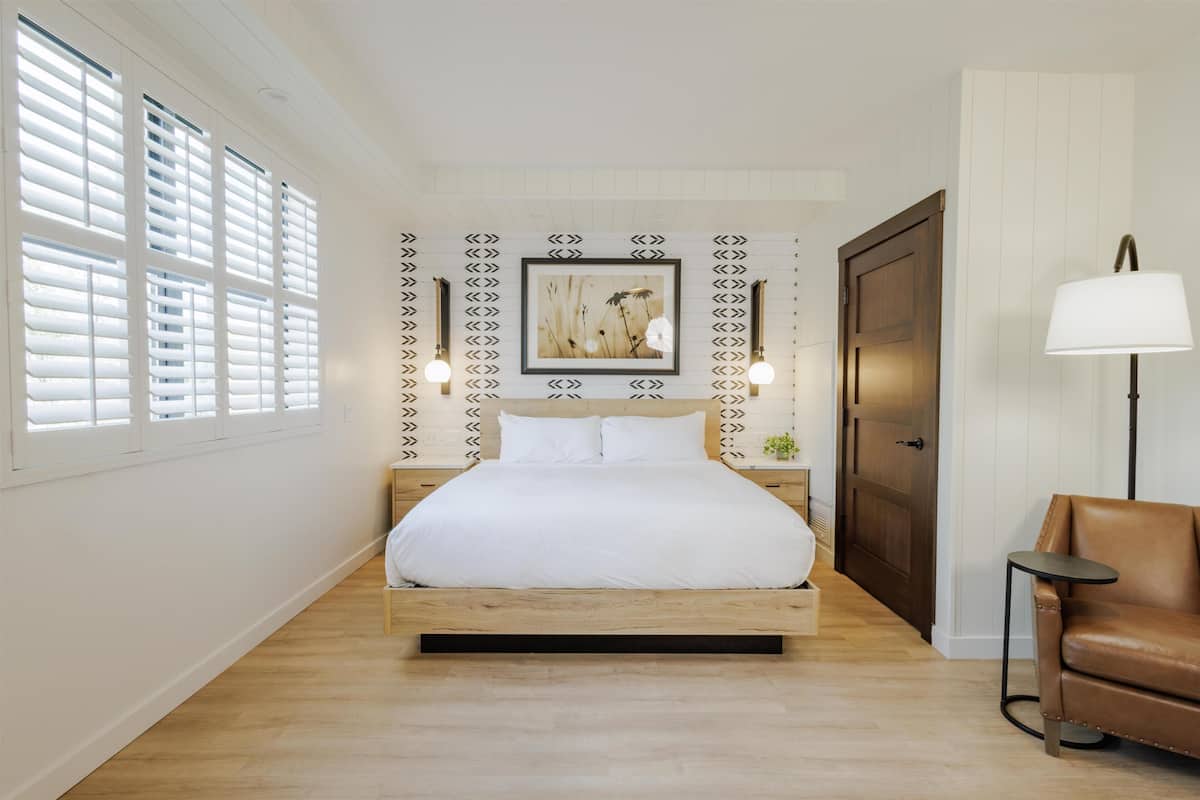 Deluxe Room, 1 King Bed, Non Smoking, Corner | Premium bedding, pillowtop beds, in-room safe