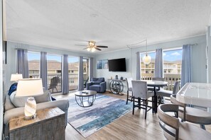 Smart TV, books - Holiday Special ~ Snowbirds Welcome ~ Heated Pools (Destin)