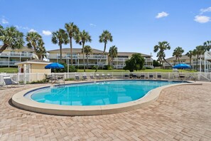 A heated pool - Waterfront Resort Condo with Private Beach (Destin)