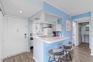 Fridge, microwave, oven, stovetop - Holiday Special ~ Snowbirds Welcome ~ Heated Pools (Destin)