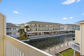 Property grounds - Waterfront Resort Condo with Private Beach (Destin)