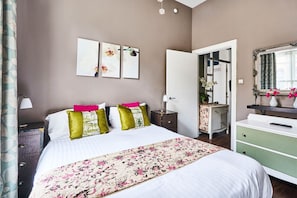 1 bedroom, desk, iron/ironing board, travel cot - Satori Luxury Apartment Northern Quarter sleeps 5 in Manchester City Centre (Manchester)