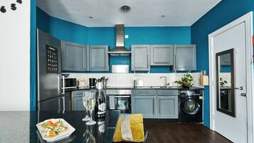 Fridge, microwave, oven, coffee/tea maker