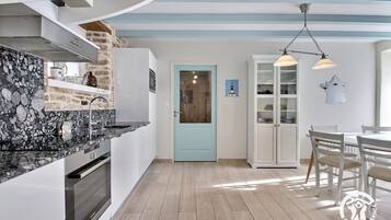 Een koelkast, een microgolfoven, een oven, een kookplaat