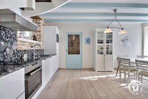 Réfrigérateur, four à micro-ondes, un four, surface de cuisson