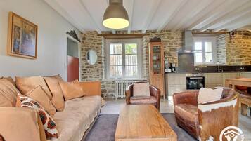 Télévision, cheminée, lecteur de DVD