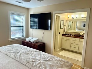 3 bedrooms, iron/ironing board, WiFi, bed sheets - Charming 3-bedroom house in South Mount Pleasant minutes away from the beach! (Mount Pleasant)