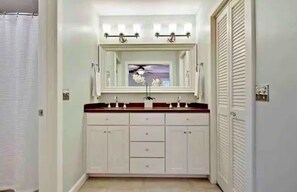 Interior - Charming 3-bedroom house in South Mount Pleasant minutes away from the beach! (Mount Pleasant)