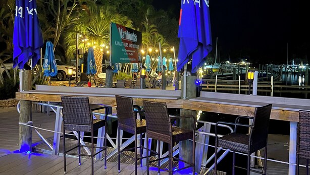 Bar (on property) - Cozy condotel with King Bed, WiFi, great pool, fitness room and much more! (Sarasota)