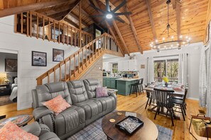 Smart TV, fireplace, video games, table football - NEW! Private Mtn Cabin - Views, Hot Tub, Game Room, Tubing, 3min Downtown Helen (Helen)
