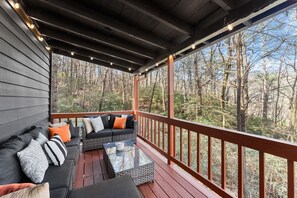 Property grounds - NEW! Private Mtn Cabin - Views, Hot Tub, Game Room, Tubing, 3min Downtown Helen (Helen)