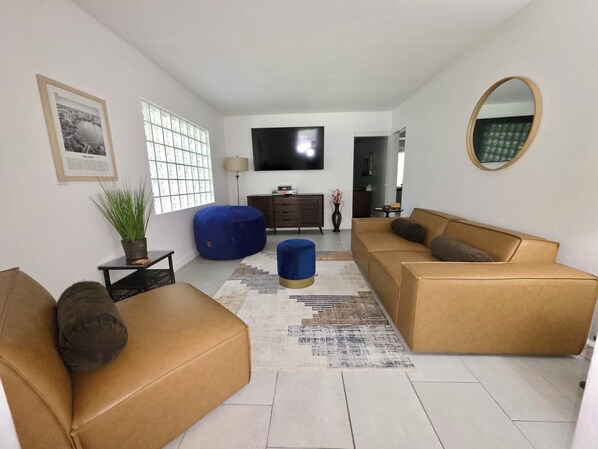 Smart-tv en een tafeltennistafel