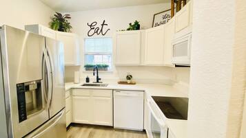 Geladeira, micro-ondas, fogão, cooktop