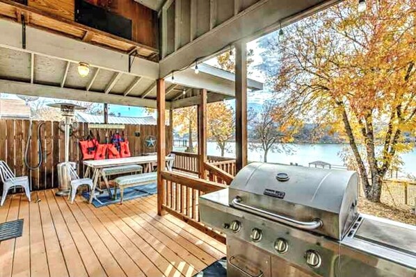 Outdoor dining - Sandy Isles Lake Front 4-bedroom house in Kingsland Tx. (Kingsland)