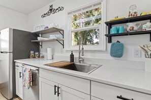 Fridge, microwave, oven, stovetop - Charming Bungalow Duplex in Lebanon. (Lebanon)