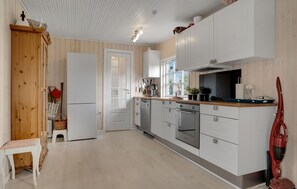 Kjøleskap, kokeplater, oppvaskmaskin og kaffetrakter/tekoker