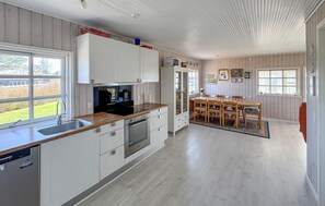 Kjøleskap, mikrobølgeovn, kokeplater og oppvaskmaskin