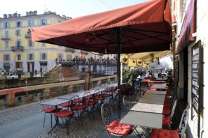 Outdoor dining - Pont de Ferr Apartment (Milano)