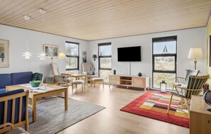 Smart TV - 5 bedroom lovely home in Saltum (Saltum)