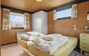 5 bedrooms, travel crib, free WiFi