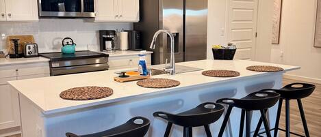 Microondas, horno, placa de cocina, lavavajillas