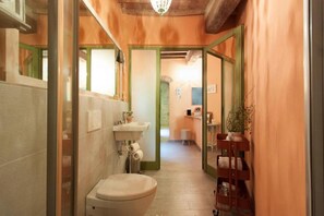 Chuveiro, secador de cabelo, bidê, toalhas de banho