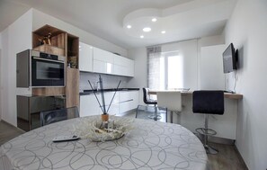 Fridge, stovetop, dishwasher