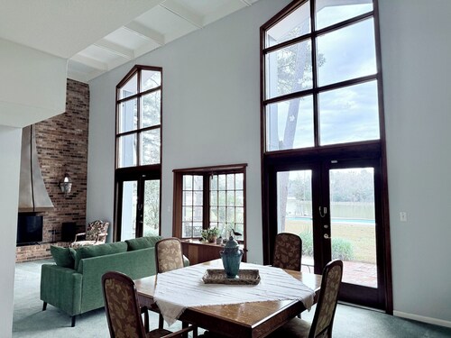 Lakefront Paradise  with pool , 3bd 3Ba, Amazing views