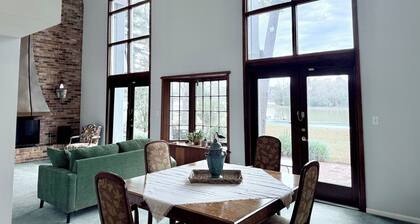 Lakefront Paradise with pool , 3bd 3Ba, Amazing views