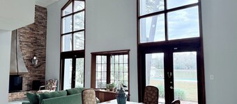 Lakefront Paradise with pool , 3bd 3Ba, Amazing views