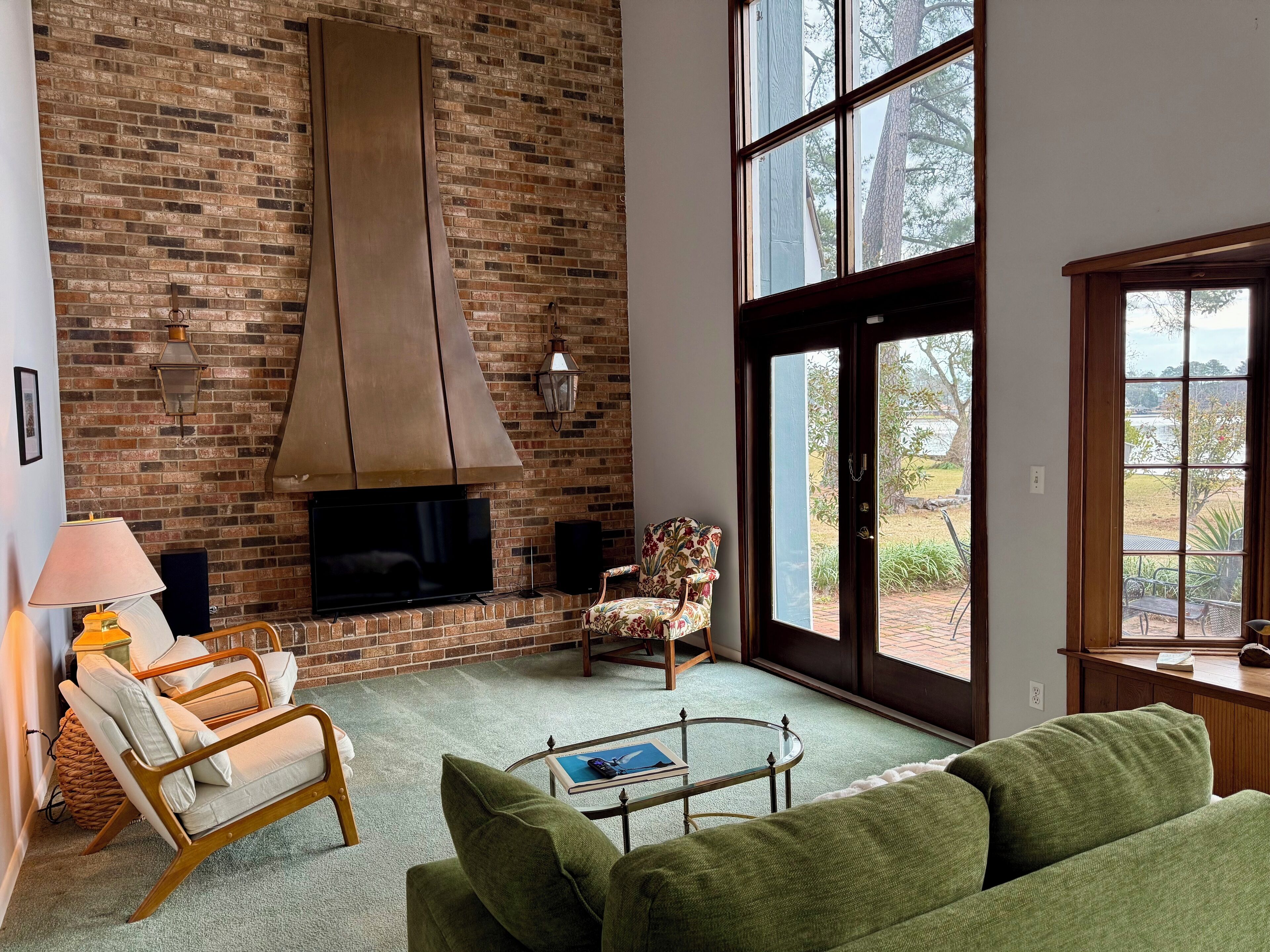 TV connectée, table de tennis de table, livres