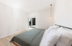 4 bedrooms, travel cot, free WiFi, bed sheets