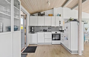 Fridge, stovetop, dishwasher, coffee/tea maker - Gorgeous home in Ebeltoft with WiFi (Ebeltoft)