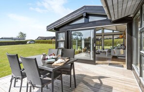 Outdoor dining - Gorgeous home in Ebeltoft with WiFi (Ebeltoft)