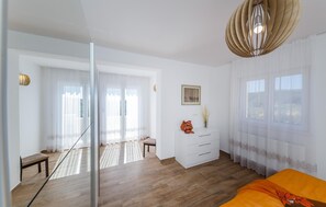 5 bedrooms, travel crib, free WiFi, bed sheets - Beautiful home in Kastel Novi (Kastel Stafilic)