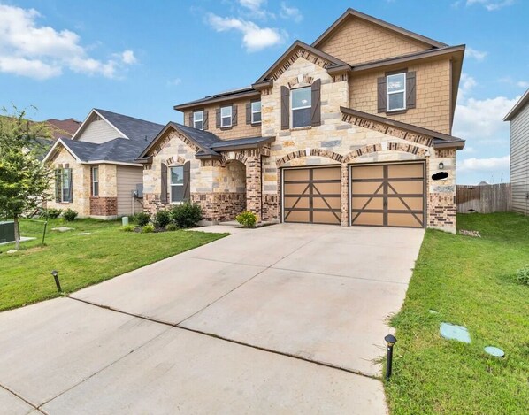 Exterior - Modern Spacious 5-bedroom house with WiFi and Dual Story AC in New Braunfels (New Braunfels)