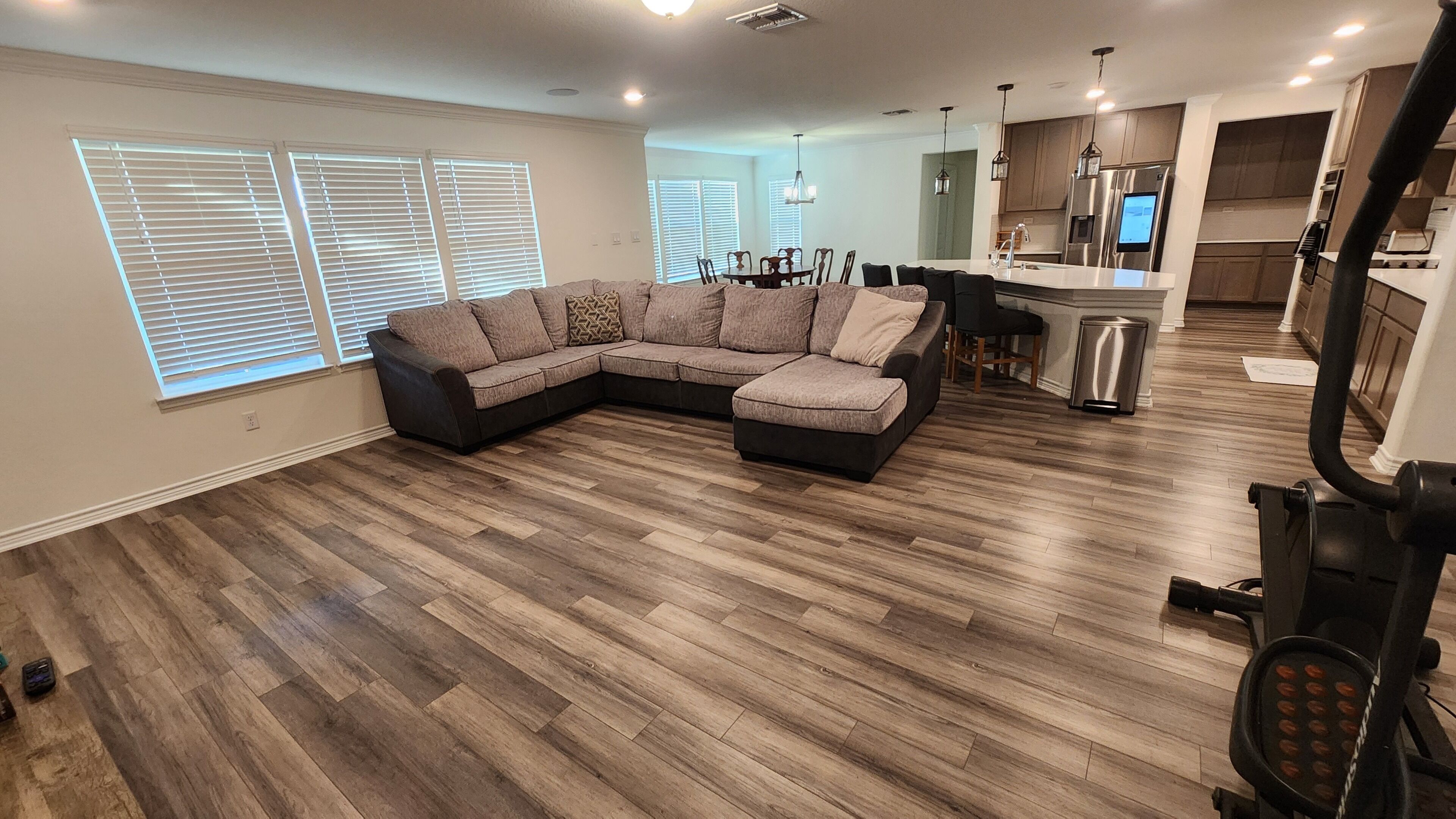 TV connectée, table de tennis de table, chaîne hi-fi