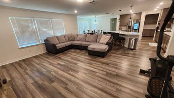 TV connectée, table de tennis de table, chaßne hi-fi