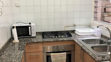 Een koelkast, een magnetron, een oven, een waterkoker