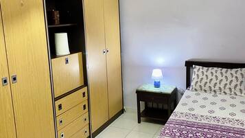 1 chambre, fer et planche Ă repasser, Wi-Fi gratuit, draps fournis