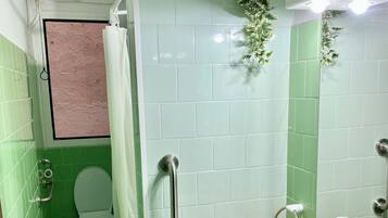 Een haardroger, handdoeken, zeep, shampoo