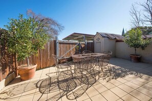 Outdoor dining - Kenso Cottage 30 –Small walk shops, cafes, Markets (Mudgee)