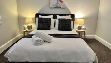 3 bedrooms, desk, iron/ironing board, travel cot