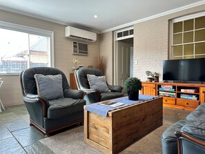 Smart-TV, peis, DVD-spiller og bøker