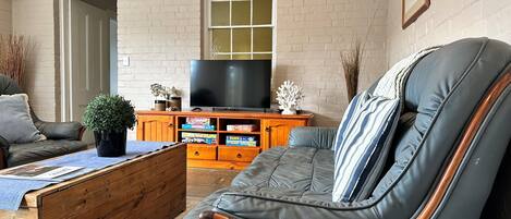 Smart-tv, eldstad, dvd-spelare och böcker