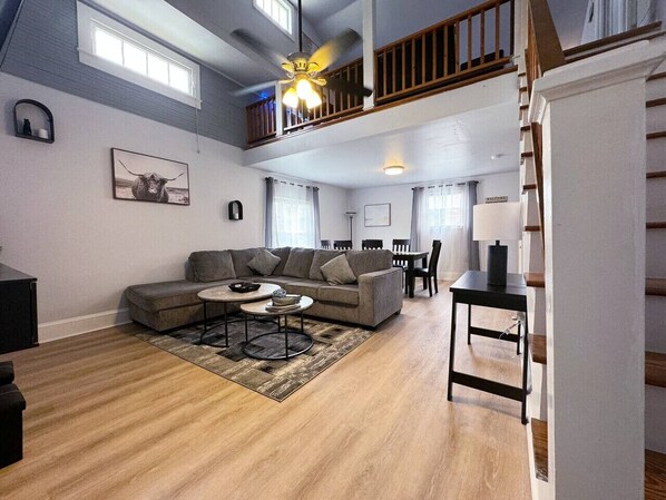 TV - Luxurious Apartment in Mid-City Near Canal St. (New Orleans)