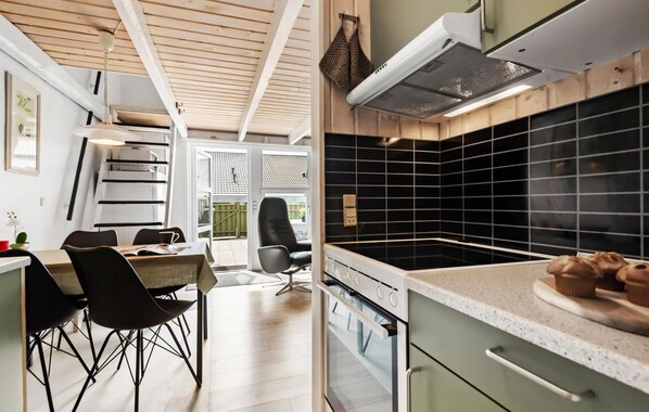 Réfrigérateur, plaque de cuisson, lave-vaisselle, cafetière/bouilloire