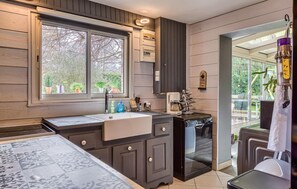 Fridge, oven, stovetop, dishwasher - Stunning home in Torcy-le-Grand (Torcy-le-Grand)