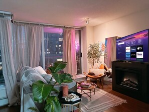 Smart TV, fireplace