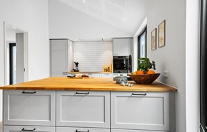 Geladeira, cooktop, lava-louças, cafeteira/chaleira